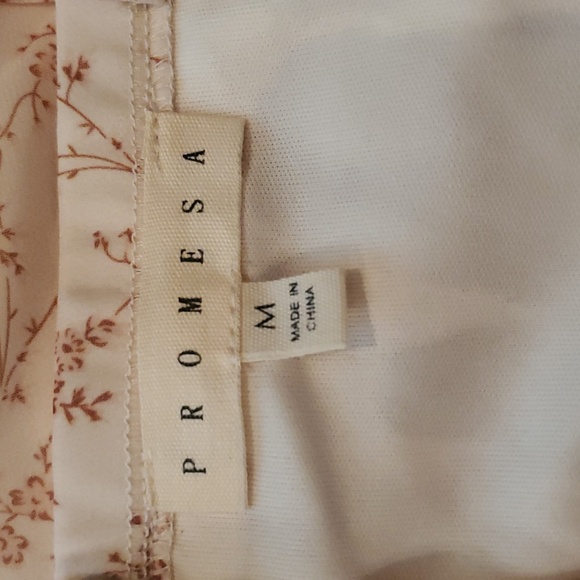 Promesa Floral Faux Wrap Dress with Buckle. Size Medium - Picture 4 of 8